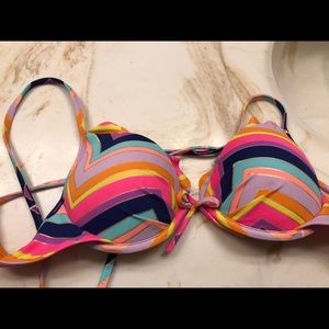 32 A Victoria’s Secret top